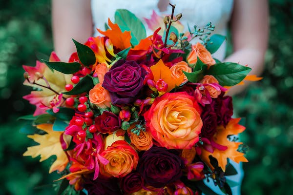 Symbolika květin ve svatební kytici doplňuje novomanžele i náladu svatby